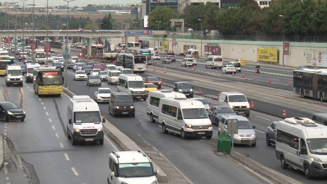 Okullarda uyum haftası başladı: İstanbul'da trafik felç oldu - Resim: 8